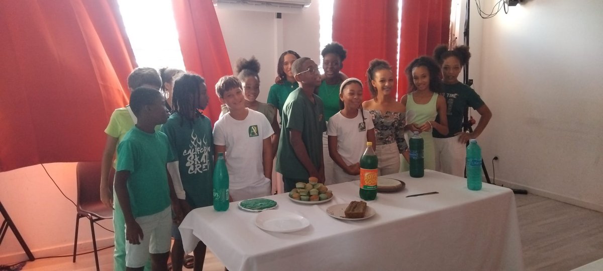 Élèves de l'ASA Guadeloupe autour du buffet vert lors de la Saint-Patrick
