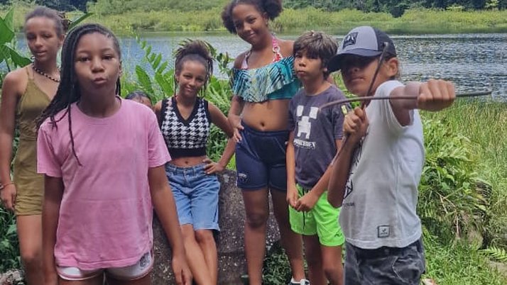 Élèves de l'ASA Guadeloupe au bord du lac du Grand Étang