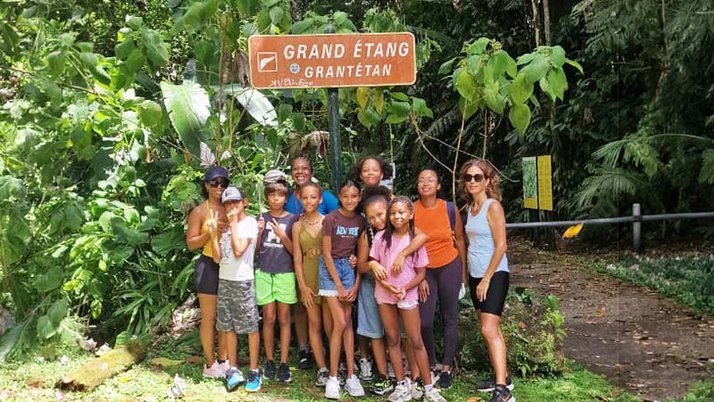 Photo de groupe des élèves de l'ASA Guadeloupe devant le panneau Grand Étang